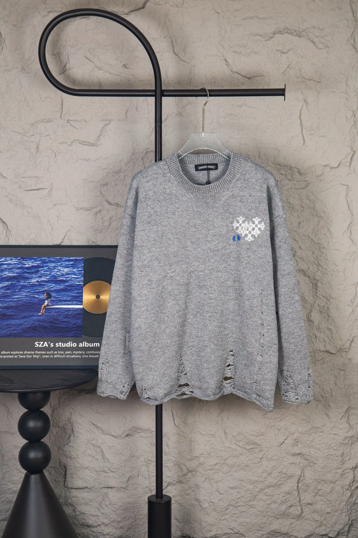 P260 Chrome Hearts CH Chrome Hearts Embroidered Disk Sanskrit Cross Hole Knitted Sweater Pullover. The popular style is the same for men and women. It is matched with black and white. It looks great in real life. The upper body looks good and it looks good in daily wear. It is even better when taking photos. It’s hard not to buy it. Buy it for me!!! Believe me, no one can refuse such a machine-length Chrome Hearts jacket. The version has been expanded based on the old version. The upper body is loose and stylish, and the hem is expanded to a casual design. Fat people look extremely slim, thin people have limited height and high-end. Ten thousand yuan ZP printing, 1:1 perfect restoration, looks good when worn alone or stacked, can be easily controlled by both men and women. If you care more about quality, you must also respect the price. It is completely different from the thin see-through bottoms and junk products on the market that pill when worn. If the style makes you shine at a glance, then quality is what you should pay more attention to. Compared with price, we focus on quality. Customers who have received my products all know it. ️️️ Sweaters on the market are generally made of bract core yarn. We use modal. The advantages over core-spun yarn are very intuitive: high cost, high price, high density, relatively expensive for developers, and let us make a lot less money. In addition, it is delicate, has no scum on the upper body, resists pilling, and is high-end. We are conscientious sellers and do not use core-spun yarn. Apart from being cheap, core-spun yarn is really useless. It shrinks, pills, hooks, and makes people pierced. He is proficient in everything. It is 2024. Who doesn’t want to look decent when they go out? Quality determines the upper body effect. No matter how bad the quality, the best style is still the temperament of the urban-rural fringe. We only do long-term business. Quality determines character. Take it back and wear it with confidence and wash it. The quality of the pattern will definitely make your eyes shine. We only make the right version of high quality. We make high-end hard goods. Reject junk goods and reject fast food. Conscientious quality and conscientious price. You deserve it!  Color: Black Beige Gray Size: S M L